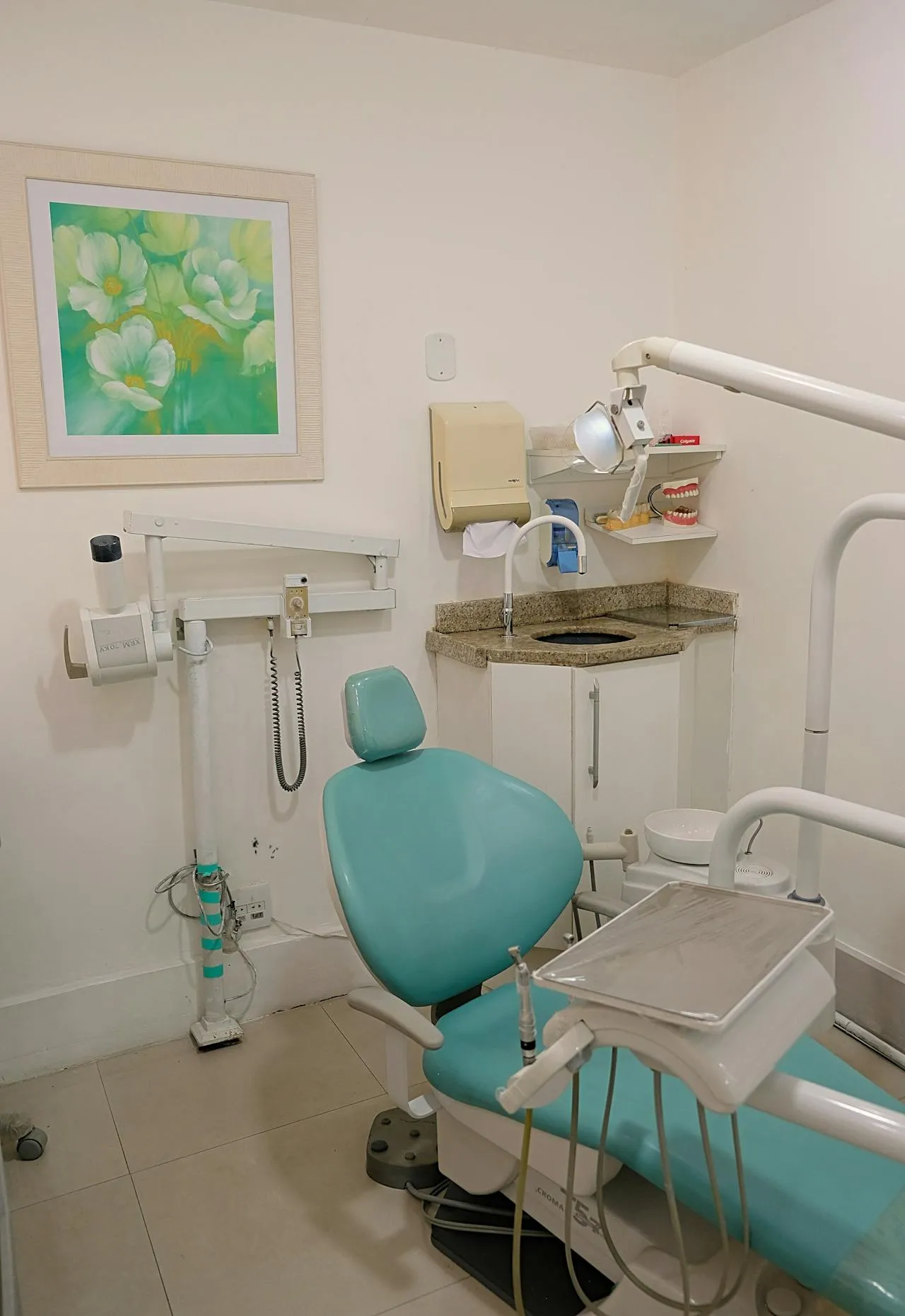 Modern, fully equipped dental treatment room at a top-rated Antalya clinic — international-standard facilities serving UK and European patients